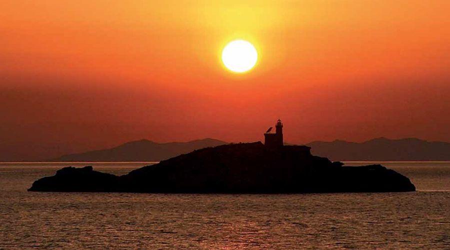 Il tramonto sullo Scoglietto di Portoferraio.